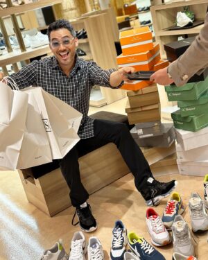 Francesco Bellissimo Instagram - Ciao! 😘 先日、阪急メンズ東京@hankyu_mens_tokyo に行って、イタリア製の素晴らしいシューズを爆買いしちゃいました！笑
店員さんがとても親切で、丁寧に商品の説明をしてくれました。シューズは実際に履いてみないと、自分の足にフィットするかどうかは分からないので、商品を直接見たり触ったりする事が大事ですね。ファッションって本当に楽しいですね！しかも、阪急メンズ東京でイタリア製シューズ(紳士靴売場、スニーカーワールド)をお買い上げの方、先着でノベルティーをプレゼントしていますよ。👍🇮🇹
(なくなり次第終了)
Grazie tante!❤️

@hankyu_menstokyo_shoes 様
@hankyu_mens_tokyo 様
@micam.milano
@ita_tokyo

#ベリッシモ #料理研究家 #イタリア #ファッション #お洒落 #ライフスタイル #シューズ #イタリア製 #micam #francescobellissimo #fashion #fashionblogger #fashionstyle #fashiongram #italian #sprezzatura #dapper #dapperoutfits #dappermen #dapperlife #sartorial #hankyumenstokyo #阪急メンズ東京 #luxurylifestyle #luxury #爆買い #pr #イタリアンスタイル #madeinitaly