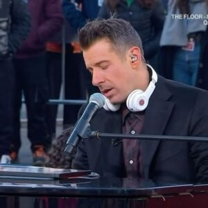 Francesco Gabbani Instagram - Stamattina “Spazio e tempo” si sono fermati a #VivaRai2 🙌🏻 Grazie @francescogabbani 🫶🏻