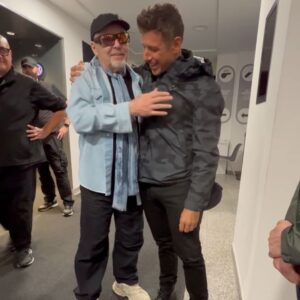 Francesco Gabbani Instagram - Ieri sono andato a vedere un concerto strepitoso e ho avuto la fortuna di incontrare @vascorossi e di poterlo abbracciare e ringraziare per tutto quello che è, che fa e che rappresenta.
Caro Vasco, è impossibile descrivere quanto la tua musica e la tua arte siano importanti per me e per milioni di persone. Mi porterò sempre nel cuore le tue parole e i tuoi complimenti. Grazie Vasco, sei un artista ed un uomo immenso e mi ha fatto davvero emozionare.