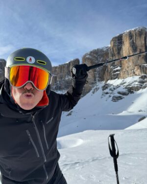 Francesco Gabbani Instagram - Da qui la vi(s)ta è meravigliosa!

Così vicino all’ispirazione ❄️⛷️🏔️