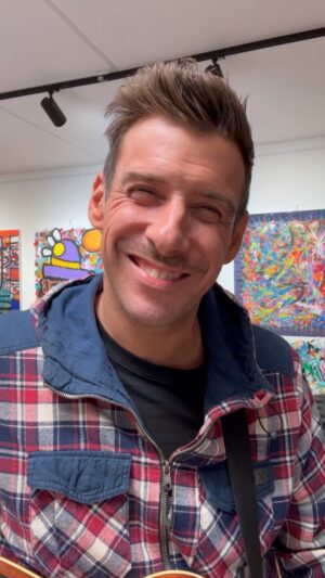 Francesco Gabbani Instagram - L’amore, quello vero,
è leggero.
Scende lieve
come neve
come il bene.

#Giornatacontrolaviolenzasulledonne #25novembre