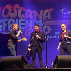 Francesco Gabbani Instagram - Lo scorso 2 novembre la mia amata terra ha vissuto momenti critici e spaventosi, come già successo in passato.
C’è ancora tanto da ricostruire: case, strade, negozi, spazi pubblici, con tanto di attività e imprese in ginocchio.
Un piccolo tassello abbiamo cercato di aggiungerlo noi, nel nostro piccolo, ieri sera al @tuscany_hall di Firenze, per sostenere la nostra Toscana colpita dall’alluvione.
Grazie a tutti per esserci stati e per aver contribuito!
Non molliamo... Ripartiamo 💪🏼
Ph. @lucabrunetti_photo 

#ToscanaeFriends #ripartiamo #alluvione #Toscana #crisiclimatica @pieropelufficiale @fiorellamannoia @stefanomassini.official