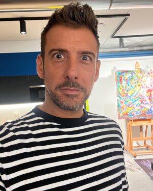 Francesco Gabbani Instagram - A differenza di quanto annunciato in precedenza, mi spiace informarvi che il brano “Al di là” non sarà presente nella colonna sonora della nuova stagione de “Un professore” perché purtroppo negli ultimi giorni sono venute meno alcune condizioni necessarie affinché ciò accadesse.
Insieme al mio staff ho deciso che il brano uscirà più avanti e sarà accompagnato da un bellissimo video che conterrà le immagini live che abbiamo girato in occasione della nostra festa del 9 settembre a Carrara.
Nella serie rimarrà però presente “Spazio tempo”, sigla della Fiction.
Ci tengo a fare un grande in bocca al lupo alla nuova serie di prossima uscita.

#Aldilà #UnProfessore #UnProfessore2