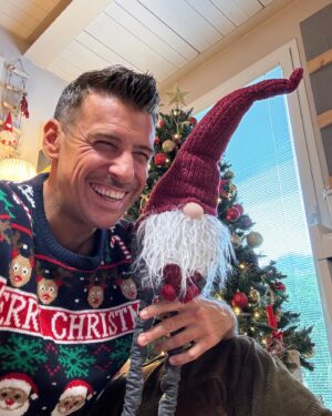 Francesco Gabbani Instagram - ...Natale in un qualsiasi lunedì🎄🎅🏼

Buon Natale a tutti! ❤️