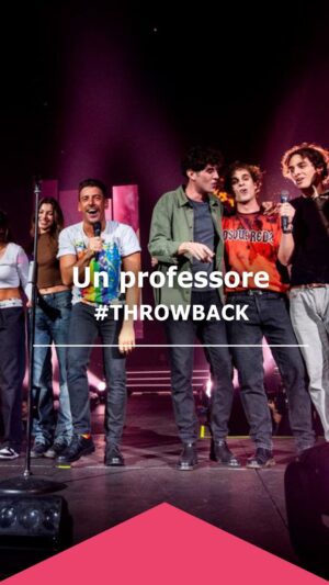 Francesco Gabbani Instagram - #tbt quella volta in cui il cast di #UnProfessore salì sul palco per cantare #SpazioTempo con @francescogabbani 👨🏻‍🎤💛🎸

#UnProfessore2 #AlessandroGassmann #ClaudiaPandolfi #NicolasMaupas #DamianoGavino #DomenicoCuomo #FrancescoGabbani #BanijayStudiosItaly #WeAreBanijay