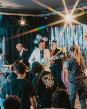 Francesco Gabbani Instagram - «Felici e deliranti» sul set del videoclip di #FruttaMalinconia 🫶🏼🎬

Ph @claudioditrapani__
@artistfirst @ma9promotion @bmgitaly @roundddddddddd