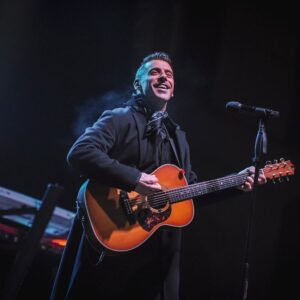 Francesco Gabbani Instagram - L’inizio del nuovo anno è sempre un momento particolare, come una linea sottile «tra qualcosa che ci manca e qualcos’altro che aspettiamo».
Ma l’importante è condividerlo con le persone che amiamo!
Padova, è stato bellissimo festeggiare con voi ❤️
Auguri a tutti 🍾🥂✨

#HappyNewYear #BuonAnno #2024