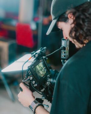 Francesco Gabbani Instagram - «Felici e deliranti» sul set del videoclip di #FruttaMalinconia 🫶🏼🎬

Ph @claudioditrapani__
@artistfirst @ma9promotion @bmgitaly @roundddddddddd