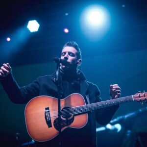 Francesco Gabbani Instagram - L’inizio del nuovo anno è sempre un momento particolare, come una linea sottile «tra qualcosa che ci manca e qualcos’altro che aspettiamo».
Ma l’importante è condividerlo con le persone che amiamo!
Padova, è stato bellissimo festeggiare con voi ❤️
Auguri a tutti 🍾🥂✨

#HappyNewYear #BuonAnno #2024