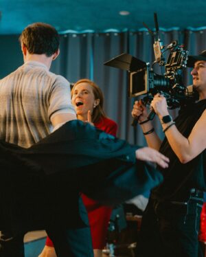 Francesco Gabbani Instagram - «Felici e deliranti» sul set del videoclip di #FruttaMalinconia 🫶🏼🎬

Ph @claudioditrapani__
@artistfirst @ma9promotion @bmgitaly @roundddddddddd
