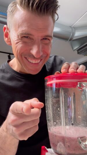 Francesco Gabbani Instagram - C’è una canzone che mi frulla in testa… 🤔 🍌🫐🧃
FRUTTA MALINCONIA FUORI A MEZZANOTTE!

#FrancescoGabbani #FruttaMalinconia
@artistfirst @ma9promotion @bmgitaly