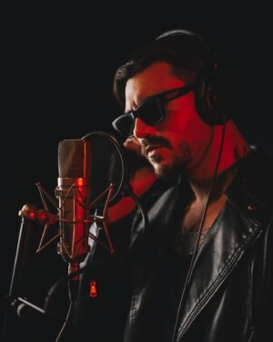 Francesco Maria Monte Instagram - Ho chiamato il mio primo EP “playlist para el último vuelo”, perché pensavo sarebbe stato davvero il mio ultimo volo, un viaggio di non ritorno.
Scritto in un momento di difficili rapporti con la penisola, voglia di scappare via e di vivere nuove sensazioni lontano da ciò che era/e’ un etichetta verso la mia persona.
Mi stavano strette le gabbie che mi erano state costruite attorno.
In quel momento stavo talmente male che
la scelta è stata quella di partire.
La musica che ho fatto in questo EP è l’insieme di ciò che ho provato, che ho visto e ascoltato in quel viaggio, tutto quello da cui stavo fuggendo.
Ibiza è la nuova casa base, che influenza molto la mia vita e la nascita di Kinari.

Godetevi il viaggio 🥷🏻