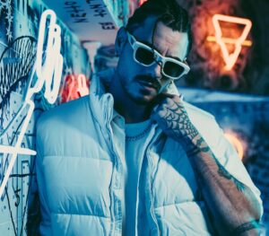 Francesco Maria Monte Instagram - Sono contento vi stia piacendo REPETIR 🔥
Io sono tutti i giorni in studio ad “allenarmi” e non vedo già l’ora di farvi ascoltare nuova roba, state connessi 🥷