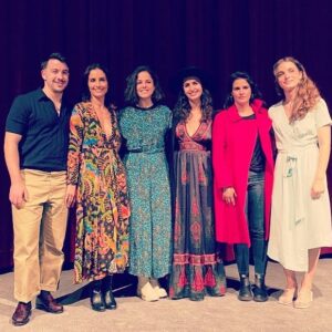 Francisca Alegría Instagram - Gracias @themuseumofmodernart por darle este espacio a nuestra película LA VACA… Estuvimos ayer con la magnífica @la_leovarela en un Q&A (y @miamaestro en alma!) junto a los productores @alegarciap @caseybader y co-guionista @ferurrejola presentando nuestra obra. 
Gracias a Las amigas/os que vinieron a acompañarnos @davidtotah @juliasolomonoff @luxpascal_ @michovitali @seantillius @albiehonest y más (que no tienen IG). Gracias a TODO MI EQUIPO Y LAS ACTRICES Y ACTORES que encarnan esta historia con tanta devoción. Gracias a Valdivia y los animales, plantas y fungus que nos ayudaron. Gracias a mi familia que me ha apoyado en este camino, desde que agarré mi primera cámara de video. Gracias amigas/os que son también mi familia. Gracias al amor de mi vida, pareja en el amor y lo creativo @ferurrejola por empapar esta película de su maravilloso ser.