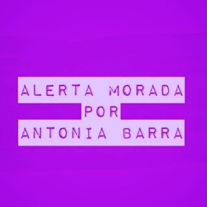 Francisca Alegría Instagram - Papá, hermano, primos, tíos, abuelos, amigos,

Lo que está pasando hoy en Chile; el caso de una mujer VIOLADA que denunció a su violador, a quien hoy la justicia protege, es aterrador...

No es sólo indignante, porque esa emoción no llega a lo más profundo de nuestra alma... 

Es doloroso. Físicamente doloroso, terriblemente doloroso. 

Papá, hermano, primos, tíos, abuelos, amigos,

Somos muchas las que hemos sido abusadas sexualmente por hombres. En distintos escenarios, de distintas formas, en distintos momentos de nuestras vidas... 

Algunas de nosotras no nos hemos suicidado porque quizás “no nos pasó lo peor”, pero si lo hubiésemos hecho, hubiesen salido a la calle por nosotras? 

Les escribo directamente porque hoy los necesitamos. 

Necesitamos que sientan indignación, dolor y frustración.

Necesitamos que por primera vez en la historia empaticen genuinamente con nosotras. Que se saquen la armadura, que dejen atrás su sensación de ser “atacados” o “culpados” sólo por ser hombres. Dejen atrás su resistencia y primer impulso de querer defenderse. 

Hoy necesitamos que se pongan en los zapatos de una mujer violada. Que se pongan en esa situación. Que la imaginen. 

Necesitamos que se pongan en el lugar de una mujer a quien le quitan su dignidad, su alma, que es arrojada a un hoyo tan oscuro y tan profundo que su única salida es dejar de vivir. 

Necesitamos que lo hagan porque necesitamos que ustedes también  saquen la voz y hagan algo para que esto deje de ser una realidad. 

Necesitamos que sean mejores, más valientes, más activos, más reaccionarios. 

Ya no basta con quedarse tranquilos porque ustedes nunca trasgredieron la libertad de una mujer. No basta con decirle a sus amigos lo lamentable que es que hayan hombres violentos y violadores y que desearían que esto cambiara. No basta con hacer declaraciones serias en sus casas, y que luego pasen a otro tema. 

LOS NECESITAMOS PARA QUE DEJE DE SER NORMAL QUE SEAMOS ABUSADAS. 

No podemos seguir siendo sólo nosotras las que saquemos la voz por nuestros derechos. 

Padres, no esperen a que sus hijas también sean abusadas o violadas. 

Los necesitamos.
