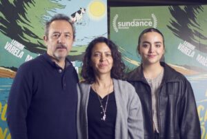 Francisca Alegría Instagram - Mañana se estrena en Chile mi primer largometraje y agradezco a las talentosas y dedicadas personas que fueron parte de este camino. 

En estas fotos no está todo el equipo ni todo el cast, pero pienso que invocamos a lxs ausentes en cada momento. 

El cine es un arte colaborativo, que necesita de muchas personas para que cada centímetro de pantalla esté vivo. 

El cine me ha enseñado a entendernos y entender nuestra relación con el TODO que nos rodea. Me enseña que soy parte inseparable del mismo tejido donde se proyecta mi película. 

Gracias equipo, gracias a las potentes actrices y actores que dan vida y alma a estos personajes, gracias productores por empujar el carro conmigo. 

Gracias a mi familia (ultima foto) que me ha apoyado desde que agarre una cámara a los 13 años y no la solté más. 

El maravilloso póster fue diseñado por @mariajesuscontreras (tercera foto). 

Gracias a la @cinetecanacionalcl por acogernos y apoyar al cine chileno e independiente.

GRACIAS A ESTE CAST Y EQUIPO SOÑADOS: 
@la_leovarela @miamaestro @alfredocastro703 @taglemarcial @enzoferr._ @tatodubo @ana.maria2435 @solo_camilo_actuando @benjasrupay y Laura del Río 

@manuelainfanteg @ferurrejola  @alegarciap @joseluisrivas @elugar @yo_soy_nahuel_ @nicola.georgia 
@______viajebeat______ @laorfa @angelatorti @nickoroses @consuelodesigner @oreja.de.oso @bertileyva @michocervera @ruben_aravena @creepyluk @christian_copaja @sheshesherson @turismo_marcris @thm.palta @darlin_molina0 @andreapochovenegas @ladanipino @panxo_alonso @p_monsalve @ismaeloddo y muchos más que no están en IG. 

@woodproducciones @cinemadefacto @tom_dercourt @thematchfactory @shrifilm @caseybader @mdebourg @billreedy and many more who aren’t in IG. 

@plazaespectaculos 
@redsalascl 

#cinechileno #chileancinema #thecowwhosangasongintothefuture #lavacaquecantóunacanciónhaciaelfuturo