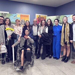 Francisca Alegría Instagram - Mañana se estrena en Chile mi primer largometraje y agradezco a las talentosas y dedicadas personas que fueron parte de este camino. 

En estas fotos no está todo el equipo ni todo el cast, pero pienso que invocamos a lxs ausentes en cada momento. 

El cine es un arte colaborativo, que necesita de muchas personas para que cada centímetro de pantalla esté vivo. 

El cine me ha enseñado a entendernos y entender nuestra relación con el TODO que nos rodea. Me enseña que soy parte inseparable del mismo tejido donde se proyecta mi película. 

Gracias equipo, gracias a las potentes actrices y actores que dan vida y alma a estos personajes, gracias productores por empujar el carro conmigo. 

Gracias a mi familia (ultima foto) que me ha apoyado desde que agarre una cámara a los 13 años y no la solté más. 

El maravilloso póster fue diseñado por @mariajesuscontreras (tercera foto). 

Gracias a la @cinetecanacionalcl por acogernos y apoyar al cine chileno e independiente.

GRACIAS A ESTE CAST Y EQUIPO SOÑADOS: 
@la_leovarela @miamaestro @alfredocastro703 @taglemarcial @enzoferr._ @tatodubo @ana.maria2435 @solo_camilo_actuando @benjasrupay y Laura del Río 

@manuelainfanteg @ferurrejola  @alegarciap @joseluisrivas @elugar @yo_soy_nahuel_ @nicola.georgia 
@______viajebeat______ @laorfa @angelatorti @nickoroses @consuelodesigner @oreja.de.oso @bertileyva @michocervera @ruben_aravena @creepyluk @christian_copaja @sheshesherson @turismo_marcris @thm.palta @darlin_molina0 @andreapochovenegas @ladanipino @panxo_alonso @p_monsalve @ismaeloddo y muchos más que no están en IG. 

@woodproducciones @cinemadefacto @tom_dercourt @thematchfactory @shrifilm @caseybader @mdebourg @billreedy and many more who aren’t in IG. 

@plazaespectaculos 
@redsalascl 

#cinechileno #chileancinema #thecowwhosangasongintothefuture #lavacaquecantóunacanciónhaciaelfuturo