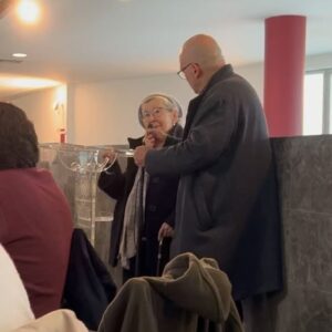 Francisca Salgado Instagram - teatro 🎭
esta é das palavras mais fortes do vocabulário português 
significa “o lugar de ver”, o raio x do mundo
é fascinante pisar um palco, dar tudo de ti, exagerar, sacrificar e amar, receber e agradecer👏
Feliz Dia Mundial Do Teatro, que é todos os dias!!!

este ano @jfcarnide homenageou o nosso Zé @joseraposoofficial neste dia tão especial, depois dum agradável almoço oferecido pela @camara_municipal_lisboa à grande casa e obra  @apoiarte_casadoartista 

O Zé bebeu das raízes do teatro, tornando-se numa das principais para todos nós. 
- Zé, és diferente, tens um brilho e uma presença única.
 És genuinamente especial quer no teu talento,  quer como ser humano♥️
Homenagem muito merecida e muitas mais  terás ✨

@c_moedas 
@fabiomdesousa 

#manuelamaria 
#antoniocasimiro 
#diamundialdoteatro #diamundialdoteatro2024 #unidospelacultura #homenagem #ator #atores