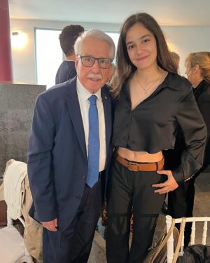 Francisca Salgado Instagram - teatro 🎭
esta é das palavras mais fortes do vocabulário português 
significa “o lugar de ver”, o raio x do mundo
é fascinante pisar um palco, dar tudo de ti, exagerar, sacrificar e amar, receber e agradecer👏
Feliz Dia Mundial Do Teatro, que é todos os dias!!!

este ano @jfcarnide homenageou o nosso Zé @joseraposoofficial neste dia tão especial, depois dum agradável almoço oferecido pela @camara_municipal_lisboa à grande casa e obra  @apoiarte_casadoartista 

O Zé bebeu das raízes do teatro, tornando-se numa das principais para todos nós. 
- Zé, és diferente, tens um brilho e uma presença única.
 És genuinamente especial quer no teu talento,  quer como ser humano♥️
Homenagem muito merecida e muitas mais  terás ✨

@c_moedas 
@fabiomdesousa 

#manuelamaria 
#antoniocasimiro 
#diamundialdoteatro #diamundialdoteatro2024 #unidospelacultura #homenagem #ator #atores
