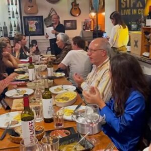 Francisca Salgado Instagram - Não são memórias…são Realidades que queremos e devemos lembrar todos os dias 💚 
Juntos 🫶
Jantar de solidariedade @apoiarte_casadoartista no @restaurante_alqueire 
💚👏✨

#apoiarte_casadoartista #solidariedade #jantar #restaurantealqueire #actores #vida #juntos #cultura #arte #amor
