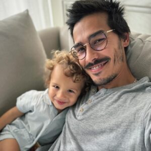 Francisco Garcia Instagram - DOMINGO ❤️ SÓ MIMO! 
Está naquela fase em que fica aqui, ao nosso lado, a dar e receber festinhas e beijinhos; a comer qualquer coisa meio enrolado em nós.. também a fase em que se levanta 3000 vezes para ir ter com as ‘manas’, para chamar pela mãe, para pedir água, bolachas e afins 😅😍