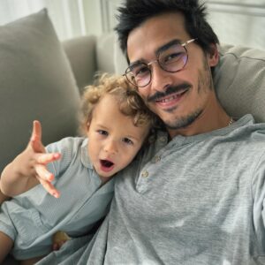 Francisco Garcia Instagram - DOMINGO ❤️ SÓ MIMO! 
Está naquela fase em que fica aqui, ao nosso lado, a dar e receber festinhas e beijinhos; a comer qualquer coisa meio enrolado em nós.. também a fase em que se levanta 3000 vezes para ir ter com as ‘manas’, para chamar pela mãe, para pedir água, bolachas e afins 😅😍