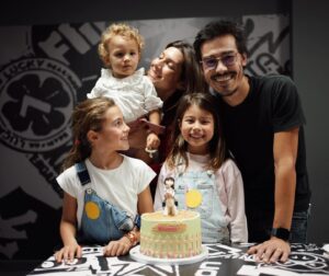 Francisco Garcia Instagram - FESTA DA MERCEDES 🎈
duas semanas depois do dia em que fez 6 anos, já com os amigos da escola todos curados da 🤧 que chegou a (quaseeee) todos, hoje foi dia de festa no @jumpyard_lisboa ❤️
Estava FELIZ - vejam a carinha da 2a foto 🥹
chegou a casa podre de cansaço mas disse que a festa foi incrível e que “adorei adorei adorei adorei mesmoo muito” 🫶🏼 missão cumprida!!