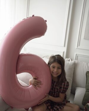Francisco Garcia Instagram - Tem a sorte de ter 2 irmãos, e onde há 3 miúdos juntos há sempre festa! Fez 6 anos! Era dia de um festão no @jumpyard_lisboa com todos os amigos da escola, vinha uma amiga dormir cá a casa, o bolo @pontocaramelo mais incrível com uma mini Mercedes estava pronto! Ligaram-nos da escola antes de almoço para irmos buscar este ratinho crescido com febre 🥹 ainda assim, vinha feliz porque a Teresinha tinha ido à sala cantar com os parabéns com os amigos 🩷
Mesmo entre 🌡️ e remédios estava lindaaaa com o vestido @chicco_portugal ,houve muitos balões e tínhamos a casa linda graças à @caramelaparties comemos quase meio bolo @pontocaramelo 🥳 jantamos 🍔no chão da sala e adormeceu feliz - no sofá - como andava a pedir há tanto tempo 🫶🏼 há 6 anos a brilhar como só ela! PARABÉNS amor da nossa vida!! Para a semana há festa 🎈