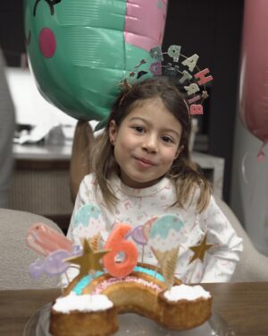 Francisco Garcia Instagram - Tem a sorte de ter 2 irmãos, e onde há 3 miúdos juntos há sempre festa! Fez 6 anos! Era dia de um festão no @jumpyard_lisboa com todos os amigos da escola, vinha uma amiga dormir cá a casa, o bolo @pontocaramelo mais incrível com uma mini Mercedes estava pronto! Ligaram-nos da escola antes de almoço para irmos buscar este ratinho crescido com febre 🥹 ainda assim, vinha feliz porque a Teresinha tinha ido à sala cantar com os parabéns com os amigos 🩷
Mesmo entre 🌡️ e remédios estava lindaaaa com o vestido @chicco_portugal ,houve muitos balões e tínhamos a casa linda graças à @caramelaparties comemos quase meio bolo @pontocaramelo 🥳 jantamos 🍔no chão da sala e adormeceu feliz - no sofá - como andava a pedir há tanto tempo 🫶🏼 há 6 anos a brilhar como só ela! PARABÉNS amor da nossa vida!! Para a semana há festa 🎈