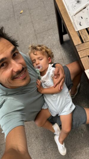 Francisco Garcia Instagram - Quase a fazer 2 anos 😱 este nosso Kiko ‘O Pimentinha’ 😍 está a tornar-se um verdadeiro pestinha destravado!! Tenho a certeza que não passámos por nada assim com as duas princesas! É muito engraçado quando conseguimos ver ‘de longe’ mas no momento 🤯  é de ficarmos loucos!!!! Corre para a estrada, anda com cadeiras pela casa, atira tudo quanto pode para o chão 🤪Temos sorte porque além da equipa 🍿ainda temos suporte sempre que é preciso !! Ainda aqui vai o desafioooo…. Sei que não é caso único 😇 22 meses de mini !