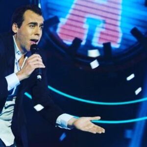 Francisco Kaminski Instagram - Feliz aniversario a @mega.tv así llegue y así me fui ! Fueron lindos 9 años de mucho trabajo y lindos momentos, conocí gente muy valiosa! Y sobre todo ahí conocí a mi amada @carlajaracadiz #felizaniversariomega algún día volveré!