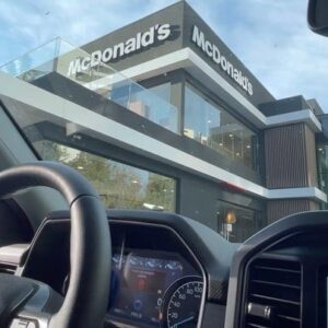 Francisco Kaminski Instagram - Hola gente bella!
Me vine al AutoMac aprovechando que esta semana es el HAPPY FAMILY WEEK ¡¡QUE RICOOO!!…
@mcdonalds_cl #happyfamilyweek