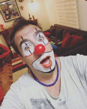Francisco Kaminski Instagram - Buenas noches! Todo por ti @supermarianopayasocaramelo no cuesta nada alegrar un poco la jornada con un lindo oficio! Quizás el más alegre y hermoso del mundo! De los payasos! Aguante el@circo chileno! #alegria #cuarentena #coronavirustepaseo