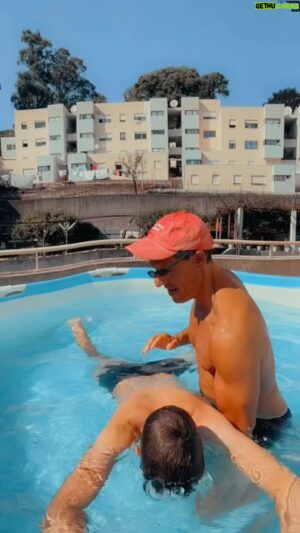 Francisco Menezes Instagram - a piscina do condomínio 💦💦💦💦💦 ADMNISTRADOR 😎😎😎😎 #humor #comedia #portugal🇵🇹 #brasil