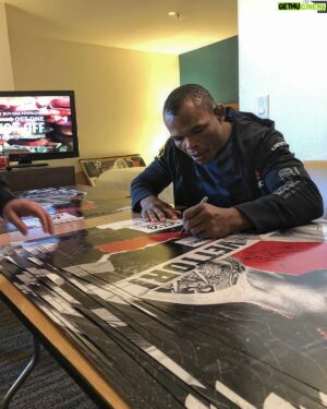 Francisco Trinaldo Instagram - Fight week, já em vegas. Vamos com tudo, entendeu 👊