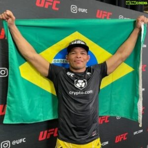 Francisco Trinaldo Instagram - Tenho orgulho de erguer a bandeira do Brasil! É muito bom poder dar um pouco de alegria ao povo brasileiro! O Massaranduba vai sempre dar o seu melhor no cage, entendeu 👊🇧🇷🥊

I am proud to raise the Brazilian flag! It's great to be able to give a little joy to the Brazilian people! Massaranduba will always do his best in the cage, you know 👊🇧🇷🥊