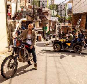 Franck Gastambide Instagram - 9 ème semaine de tournage dans cette ville incroyable 🎥🎬🇨🇴🙏🏼❤️ #Medellin #barriopabloescobar