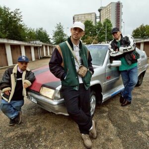 Franck Gastambide Instagram - Il y a 10 ans aujourd’hui sortait mon 1er film. Tournée dans ma ville, dans ma banlieue, avec mes potes, mon chien, un ours, une BX, la mafia k1 fry, une équipe de foot de nains entraînées par Éric Cantona, Ramzy qui force les gens à acheter son album de rap, François Damiens producteur des mamies dans l’espace, @djcutkiller pour la Bande Originale.. Le film sera projeté à Cannes et fera   d’1 millions d’entrées .. maintenant disponible sur Netflix et Prime vidéo ❤️🙏🏼 Qu’elle est votre scène ou réplique préféré du film ?