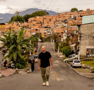 Franck Gastambide Instagram - 9 ème semaine de tournage dans cette ville incroyable 🎥🎬🇨🇴🙏🏼❤️ #Medellin #barriopabloescobar