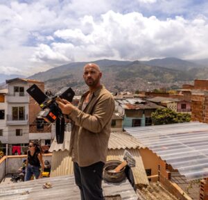 Franck Gastambide Instagram - 9 ème semaine de tournage dans cette ville incroyable 🎥🎬🇨🇴🙏🏼❤️ #Medellin #barriopabloescobar