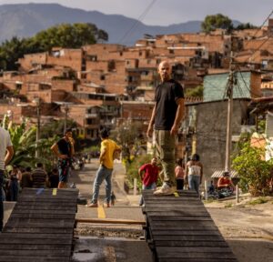 Franck Gastambide Instagram - 9 ème semaine de tournage dans cette ville incroyable 🎥🎬🇨🇴🙏🏼❤️ #Medellin #barriopabloescobar
