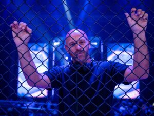 Franck Gastambide Instagram - J’aurais la chance d’être aux bords de “La Cage” pour commenter les combats principaux de L’UFC Paris en clair sur @rmcdecouverte ! Aux côtés de @tomdesse & @luciekohlanta / @lacagenetflix