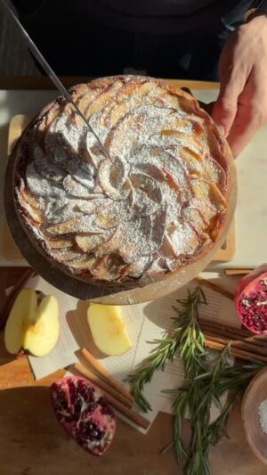 Franco Noriega Instagram - The prettiest apple pie 🍎🥧 and the most delicious one! 
For the apple rose:
* 4 Red Apples
* Juice of a Lemon
*1/4 cup melted butter
* 1 drop of cinnamon
*3 tablespoons brown sugar or brown sugar.

For the cake
* 120 gr butter at room temperature
*3/4 cup of sugar
* 1 cd vanilla extract
*2 large eggs
* 1 and 3/4 cups of all-purpose flour
* 1 teaspoon of cinnamon
*2 teaspoons of baking powder
*Pinch of salt
* 1/2 cup of milk
*1 peeled apple cubed
*Glass sugar to sprinkle 

Procedure 
1. Preheat oven to 375 degrees Fahrenheit 
2. Slice the apples into thin slices
3. Add apples to a bowl and mix with cinnamon, lemon, brown sugar and melted butter
4. In a large bowl beat butter and sugar for a few minutes until fluffy
5. Add eggs while beating, one by one
6. Add vanilla extract 
7. In another bowl mix the dry: flour, cinnamon, baking powder and salt
8. Add the flour to the mixture little by little, alternating with milk, whisk until evening. Get down
9. Add apples and incorporate with surrounding motions
10. Pass the mixture to a removable mold previously greased, spread the mixture well
11. Adding the apples spiral outward in. Place one apple and the next one in the middle of the first one, then in succession until you reach the center
12. Bake at 375 degrees F for 35-40 min or stick proof
13. Take out of oven and allow to cool completely before dismounting.

Tag me if you make it 😘😘