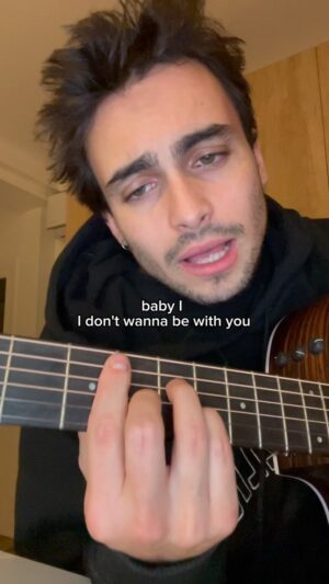 Franco Rizzaro Instagram - 01:39 ya final del día y la voz muerta pero me dieron ganas d cantar <3333 dsp lo borro ? 🧸🦀🪽❤️‍🩹🫂