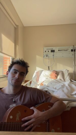Franco Rizzaro Instagram - para lxs q me preguntaban, mi abuela maría esther está internada xq se cayó y volvió a romperse la cadera, tienen q operarla y hacerle un trasplante que es muy riesgoso para la edad que tiene (96 años) ❤️‍🩹 asiq manden su energía para que todo salga bien <33333 🙏🏼🦀🔮✨🪸🍀