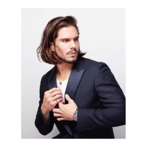 François Civil Instagram - Bien peigné 💆🏻‍♂️ @bulgari 

#SepertiMetamorphosis #SerpentiViper #photoshop😌

Photographe: @monsieurtok / @agencefigure