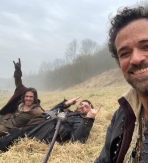 François Civil Instagram - Si on lui avait dit à mini D’Artanne…

Quel voyage,
Quelle chance !! 

Le film est à vous maintenant 🌸

Merci à toute l’équipe DE FUEGO ❤️

@evagreenweb @vincentcassel @romainduris @vickykrieps @lynakhoudri @ardavansafaee @vincentcassel @martin_bourboulon @dimitri_rassam @piomarmai