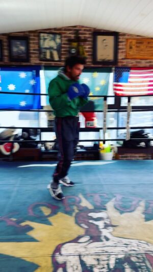 Frank Grillo Instagram - Working hook technique w my man #JustinFortune @fortunegymboxing. So important to train “as if “. As if you’re a fucking champion. Always learning always. 🥊🥊