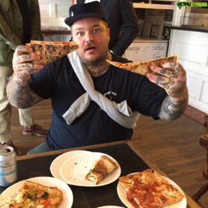 Frank Pinello Instagram - Congrats to @mattymatheson and the crew on their new season of @thebearfx !! Who’s binge season 3 already?! NO SPOILERS!