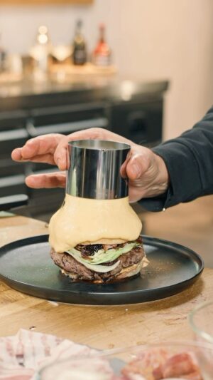 Frank Rosin Instagram - 🍔🧀 Burger mit Extra Cheese Sauce | Ein einfaches Rezept zum Nachmachen! 🌶️

Neugierig geworden? Das gesamte Rezept und die detaillierte Anleitung erwarten euch exklusiv auf unserem YouTube-Kanal! 🎥👀 Link in unserer Instagram Bio!

Entdeckt die neuesten Food Trends mit einem Hauch von Gourmet, inspiriert von unserem Küchenmeister @FrankRosin! 🍽️✨ Lasst euch von seinem kulinarischen Können verführen und teilt eure Erfahrungen mit uns!

#FoodTrends #FrankRosin #RecipeShare #FoodInspo #burger #cheeseburger #CheesyCreation #GGMGastro #GGM #FoodieTrend #TikTokFood #cookingmagic
